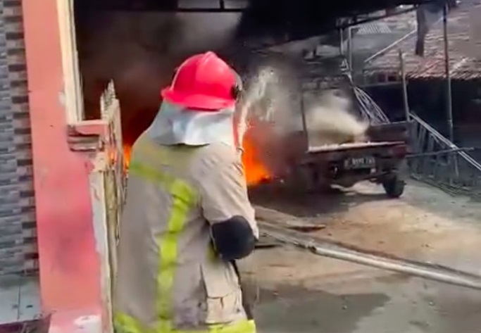 Rumah Bos Laundry di Tangerang Terbakar, Isi Rumah hingga Kendaraan Gosong